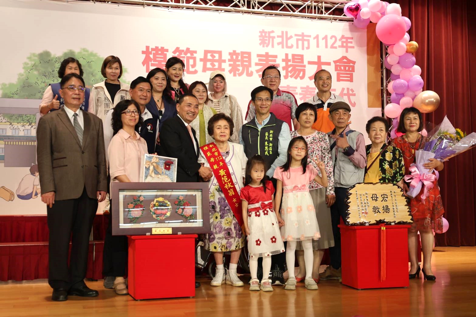 市府模範母親表揚 回到媽媽的青春年代.jpg