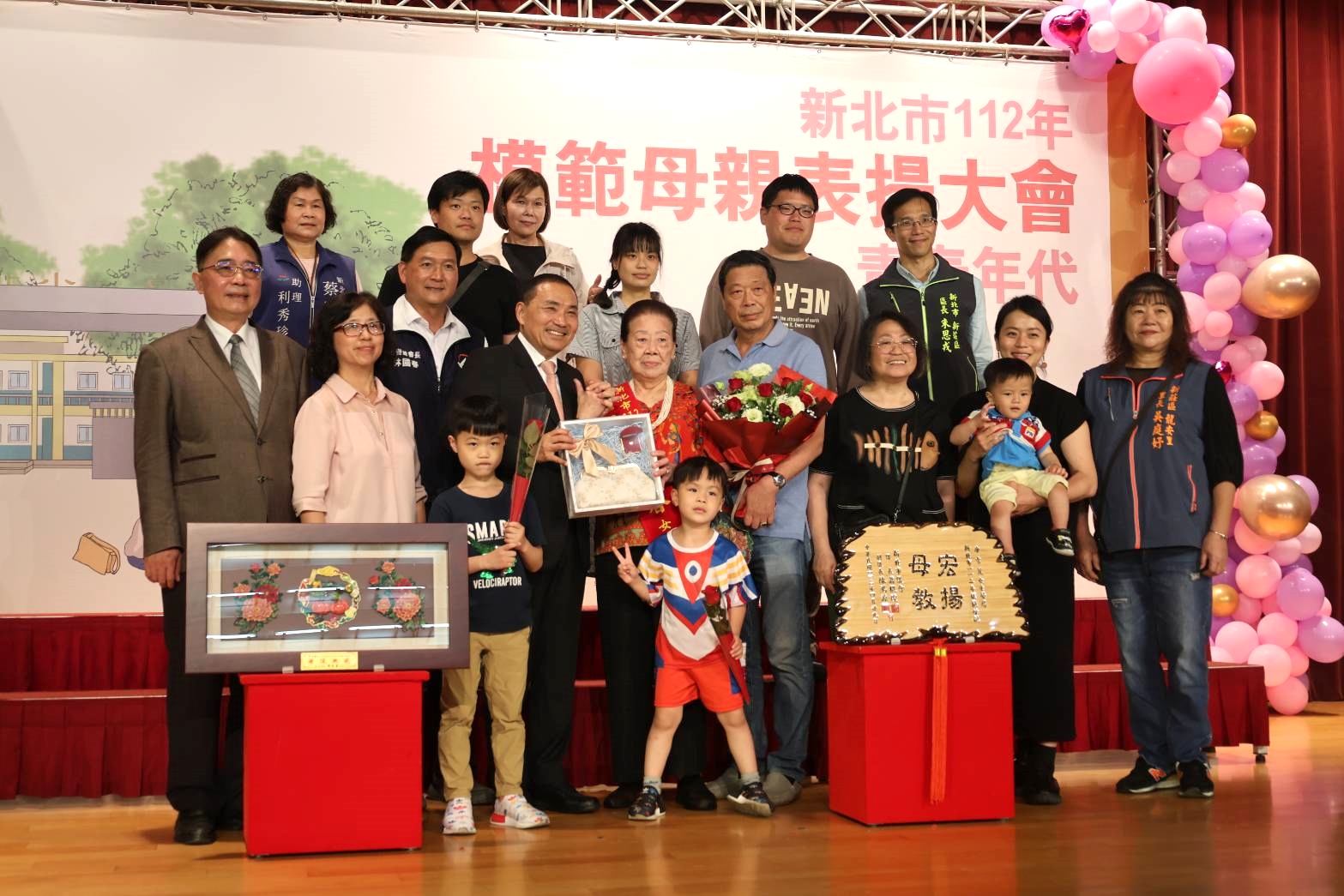 市府模範母親表揚 回到媽媽的青春年代.jpg