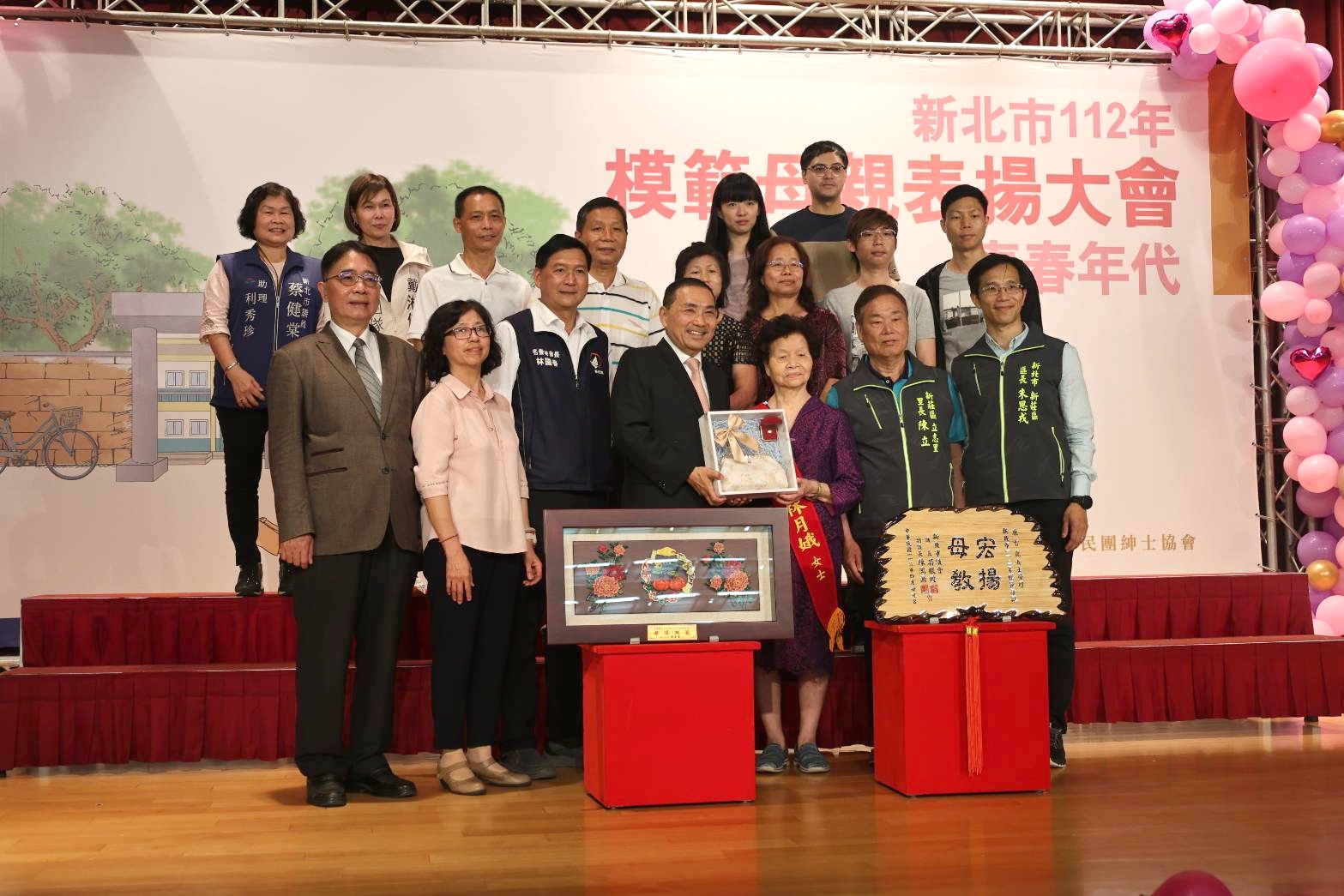 市府模範母親表揚 回到媽媽的青春年代.jpg