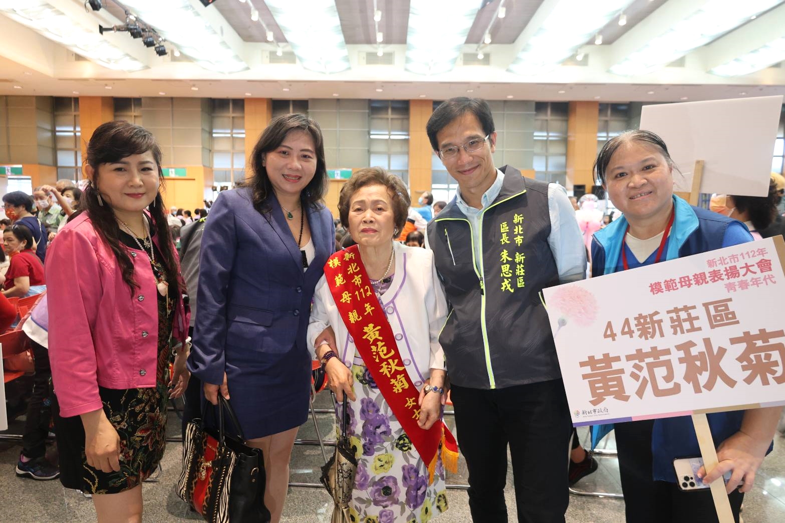 市府模範母親表揚 回到媽媽的青春年代.jpg