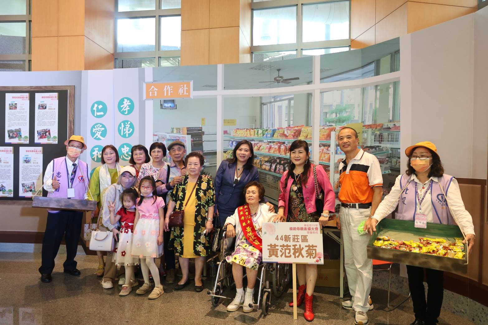 市府模範母親表揚 回到媽媽的青春年代.jpg