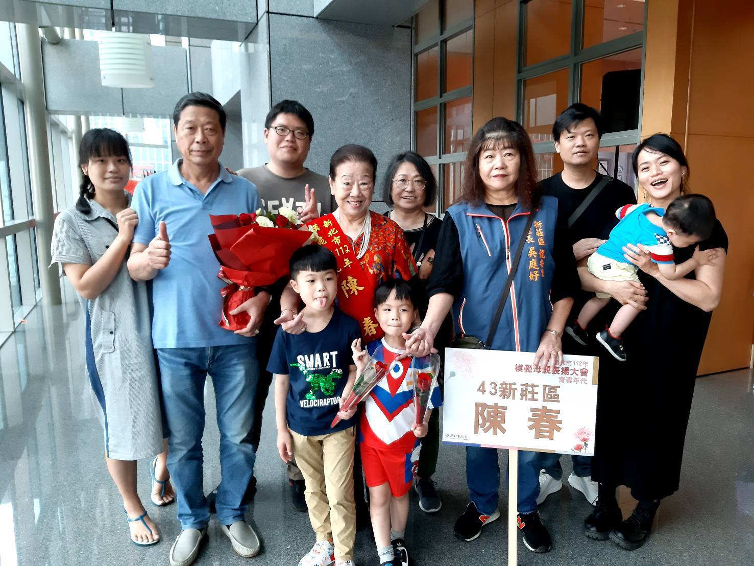 市府模範母親表揚 回到媽媽的青春年代.jpg