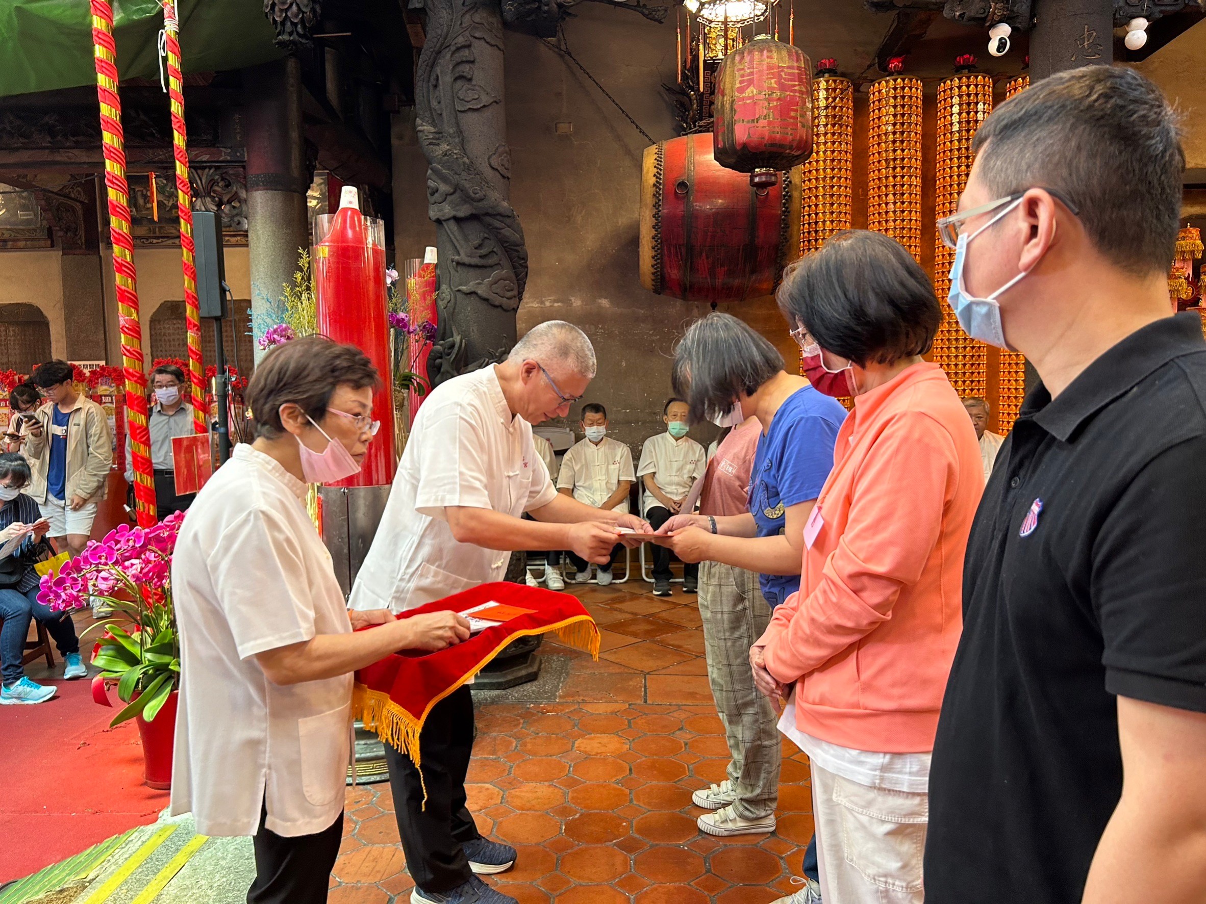 新莊慈祐宮代表頒發獎助學金