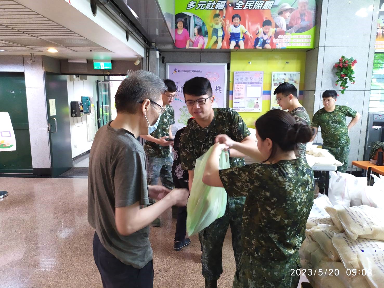 國軍協助民眾領取白米