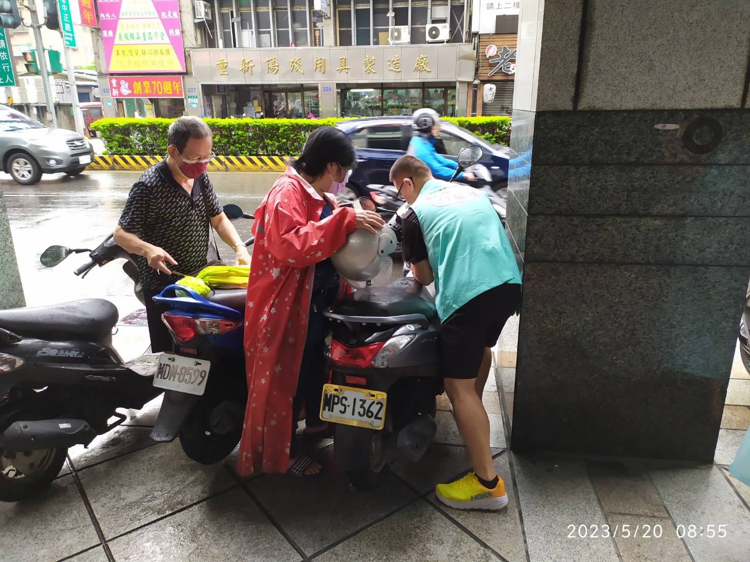 公所人員協助民眾領取白米