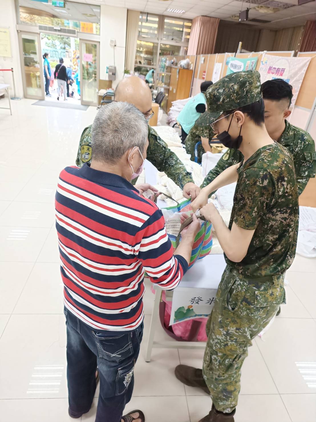 國軍協助民眾領取白米