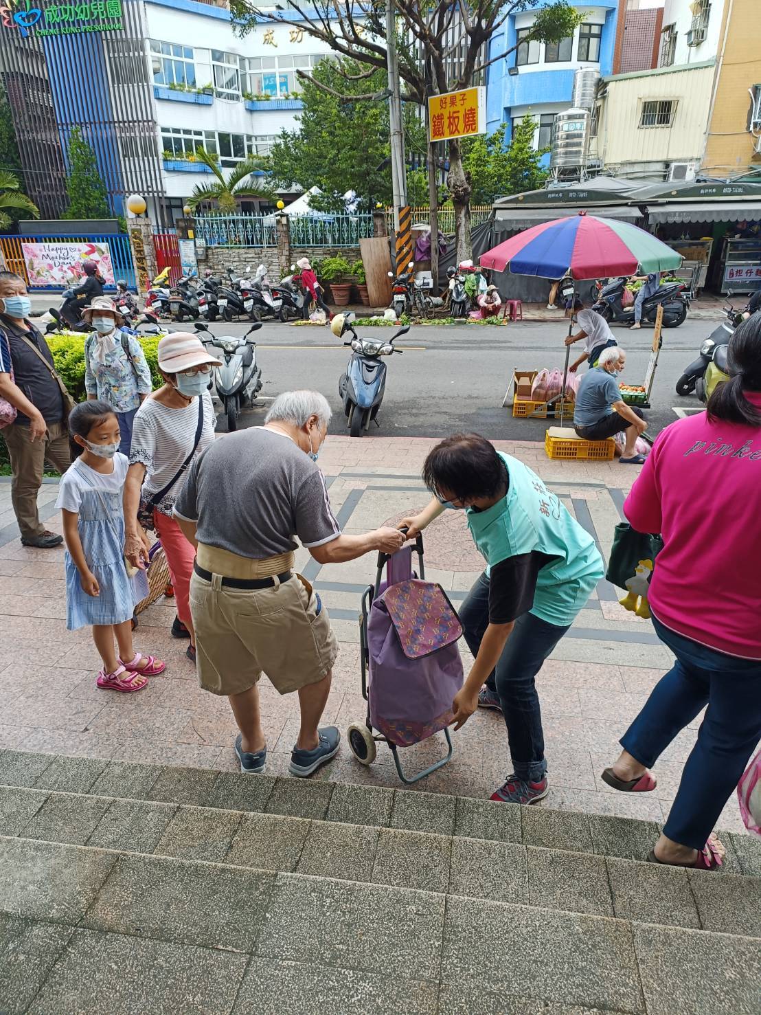公所人員協助民眾
