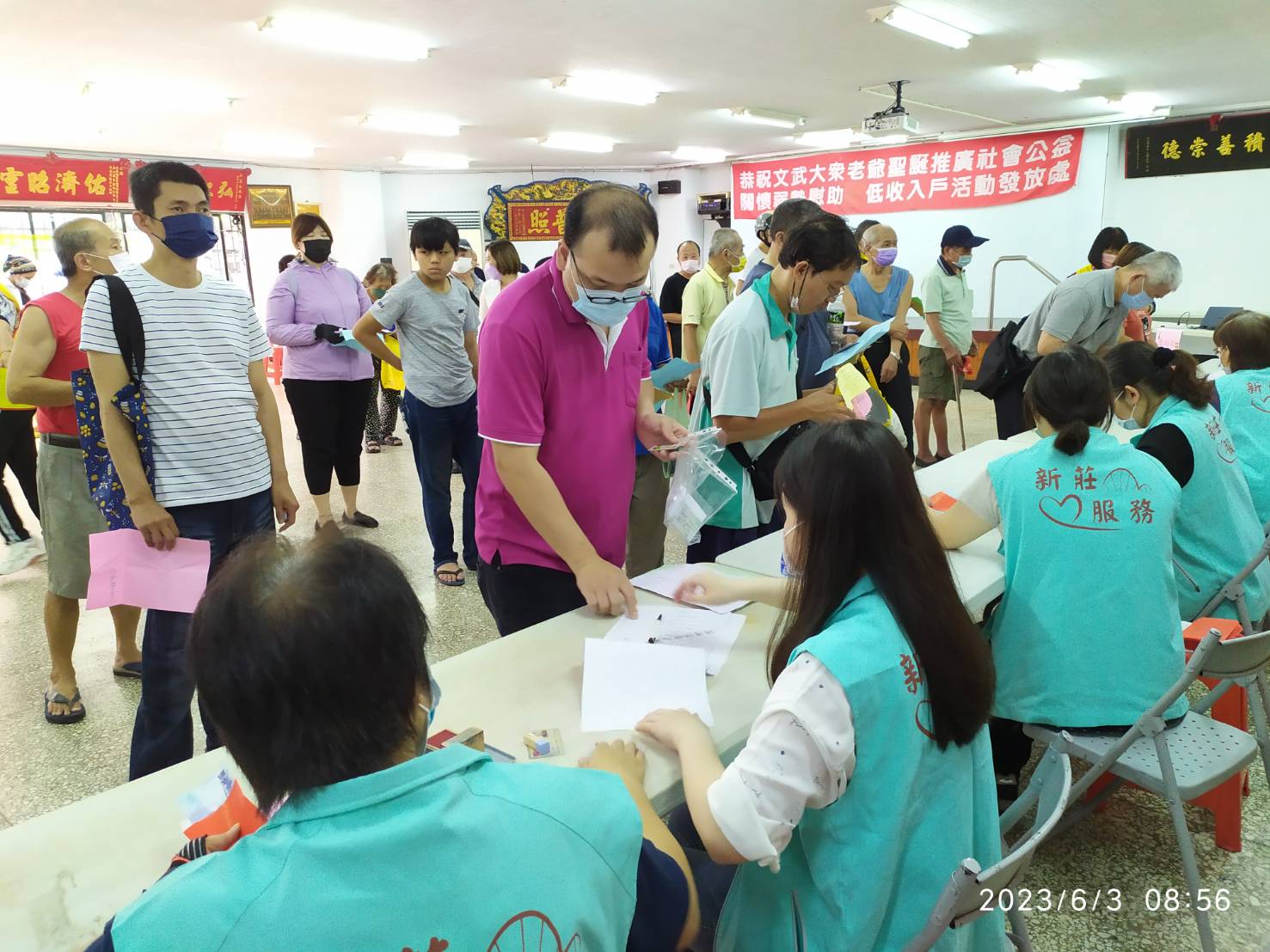 公所人員協助民眾