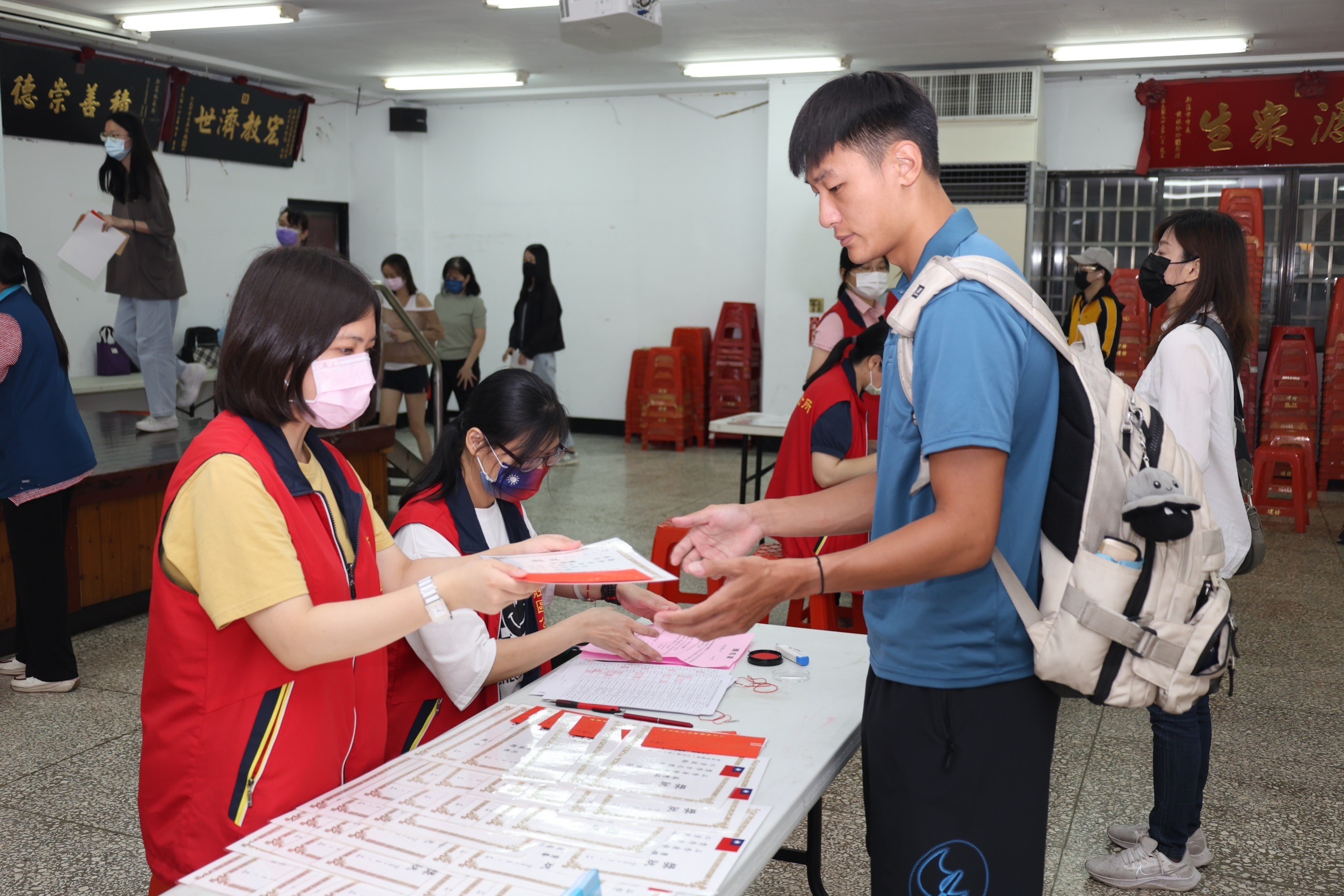 公所同仁協助民眾