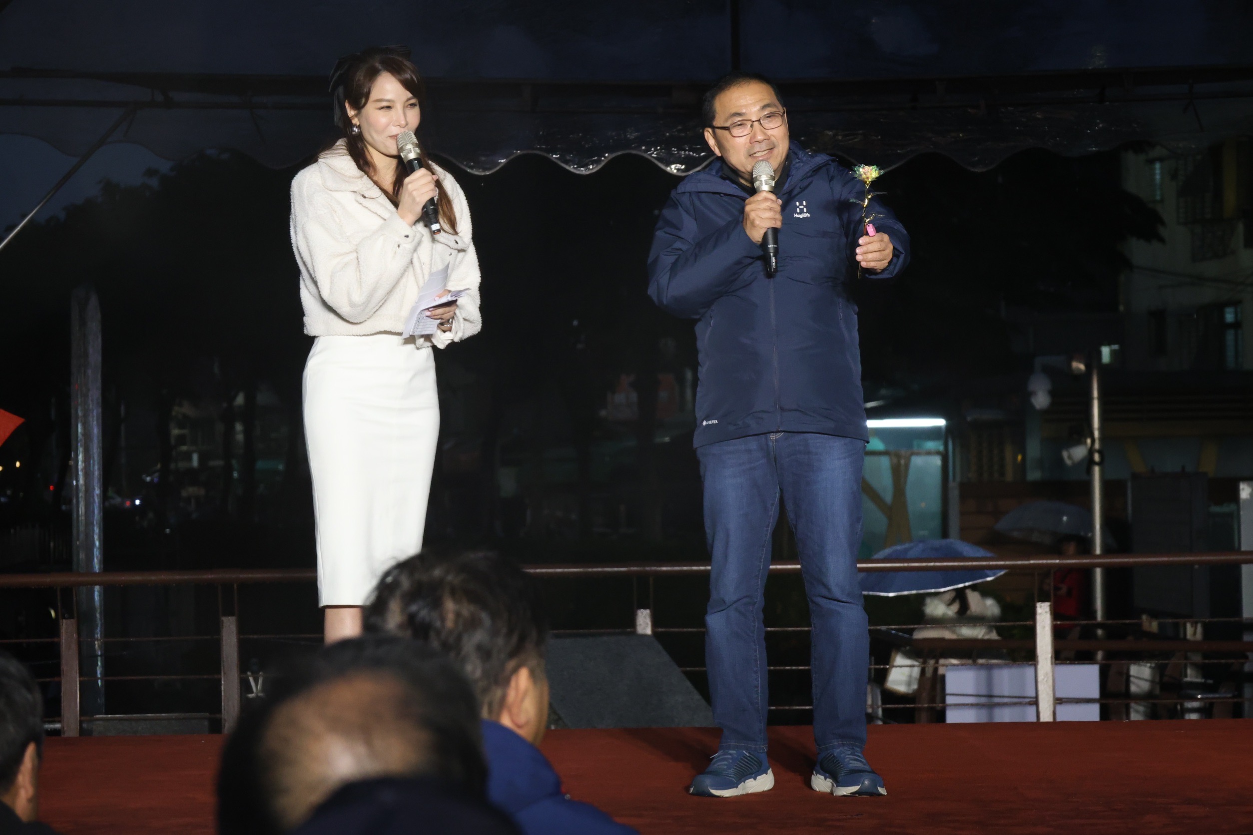 侯友宜市長與新莊中港大排光雕展開幕儀式主持人合影.jpg