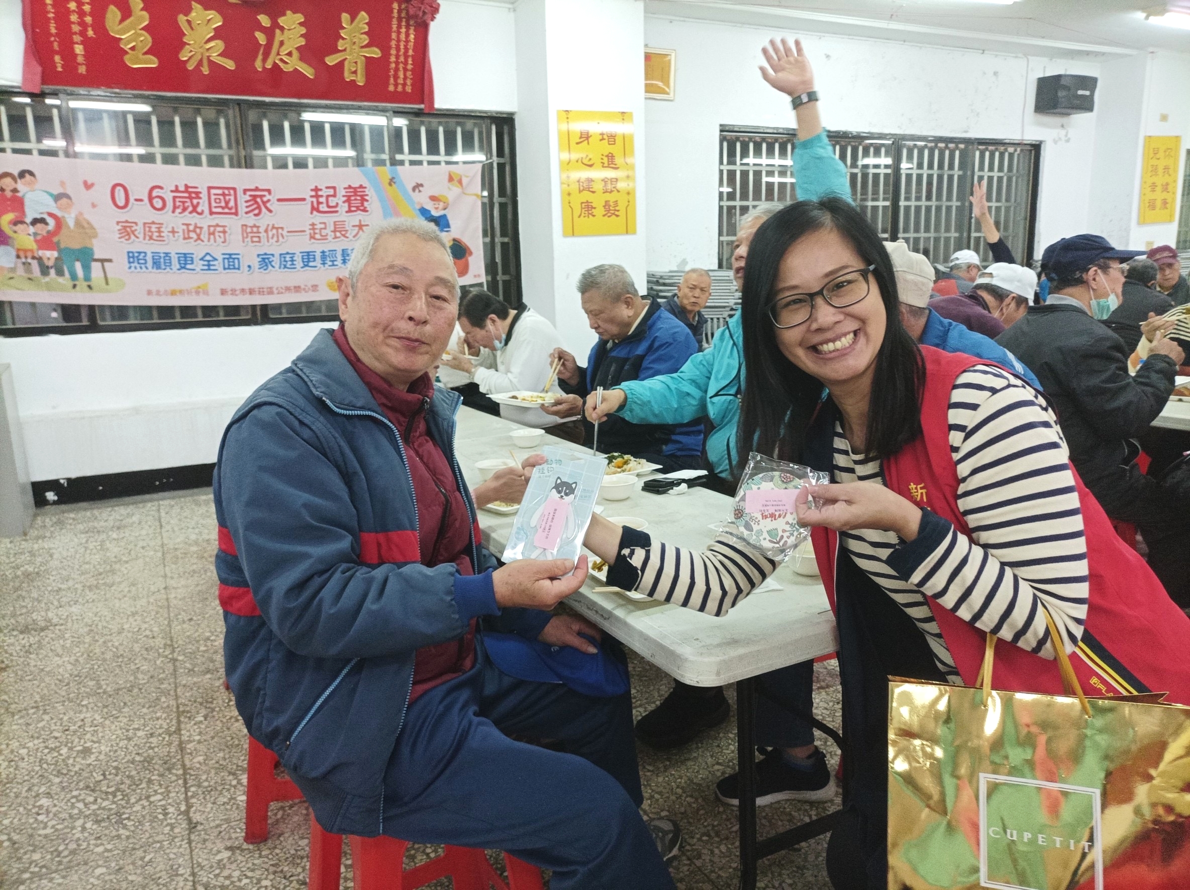 公所同仁發送宣導品