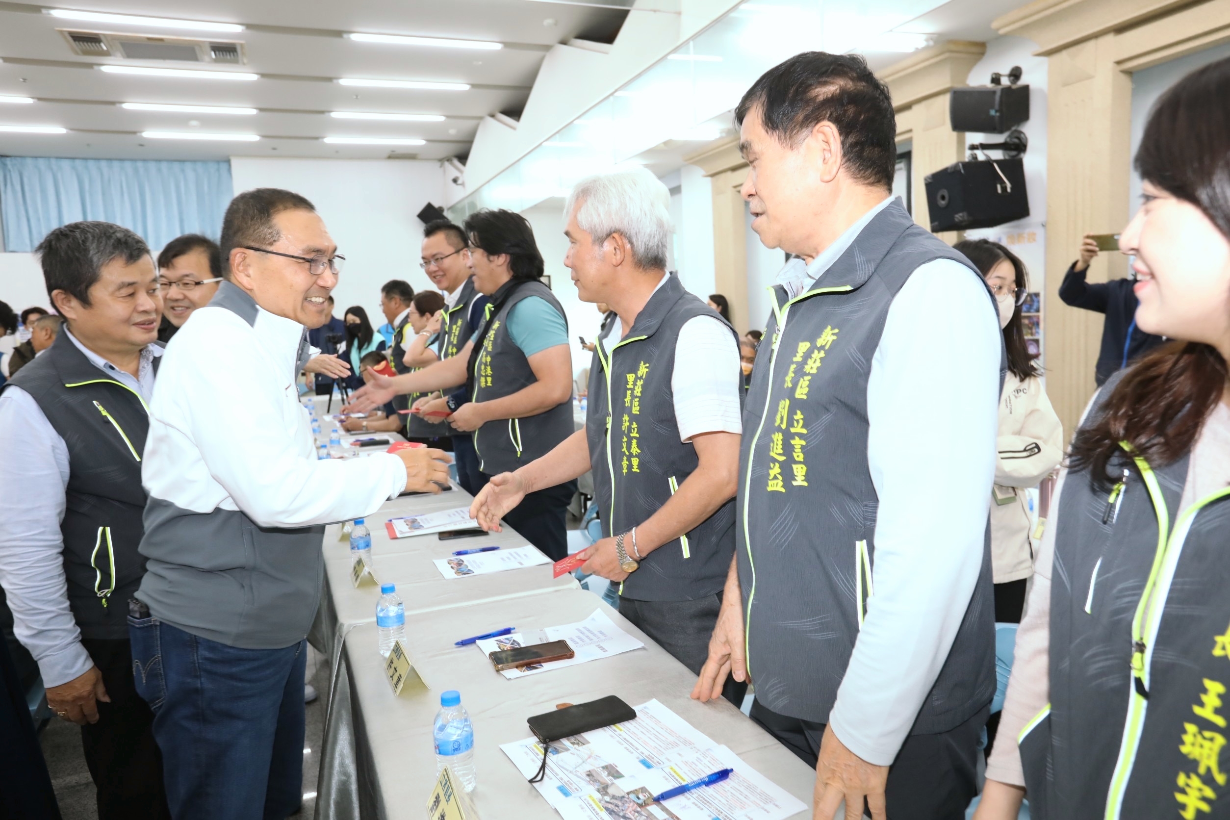 侯市長與里長互動