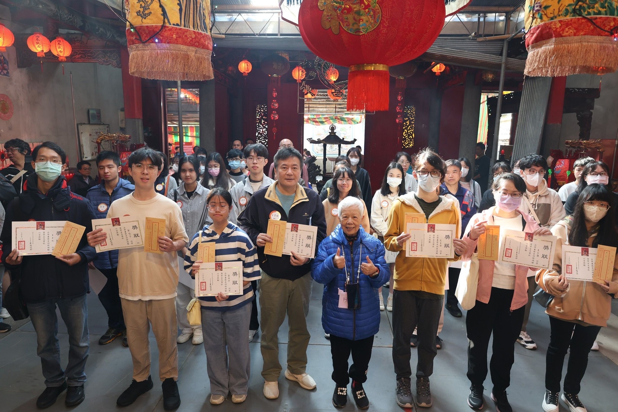 獲獎學子合照與文昌祠主委黃林玲玲合照.jpg