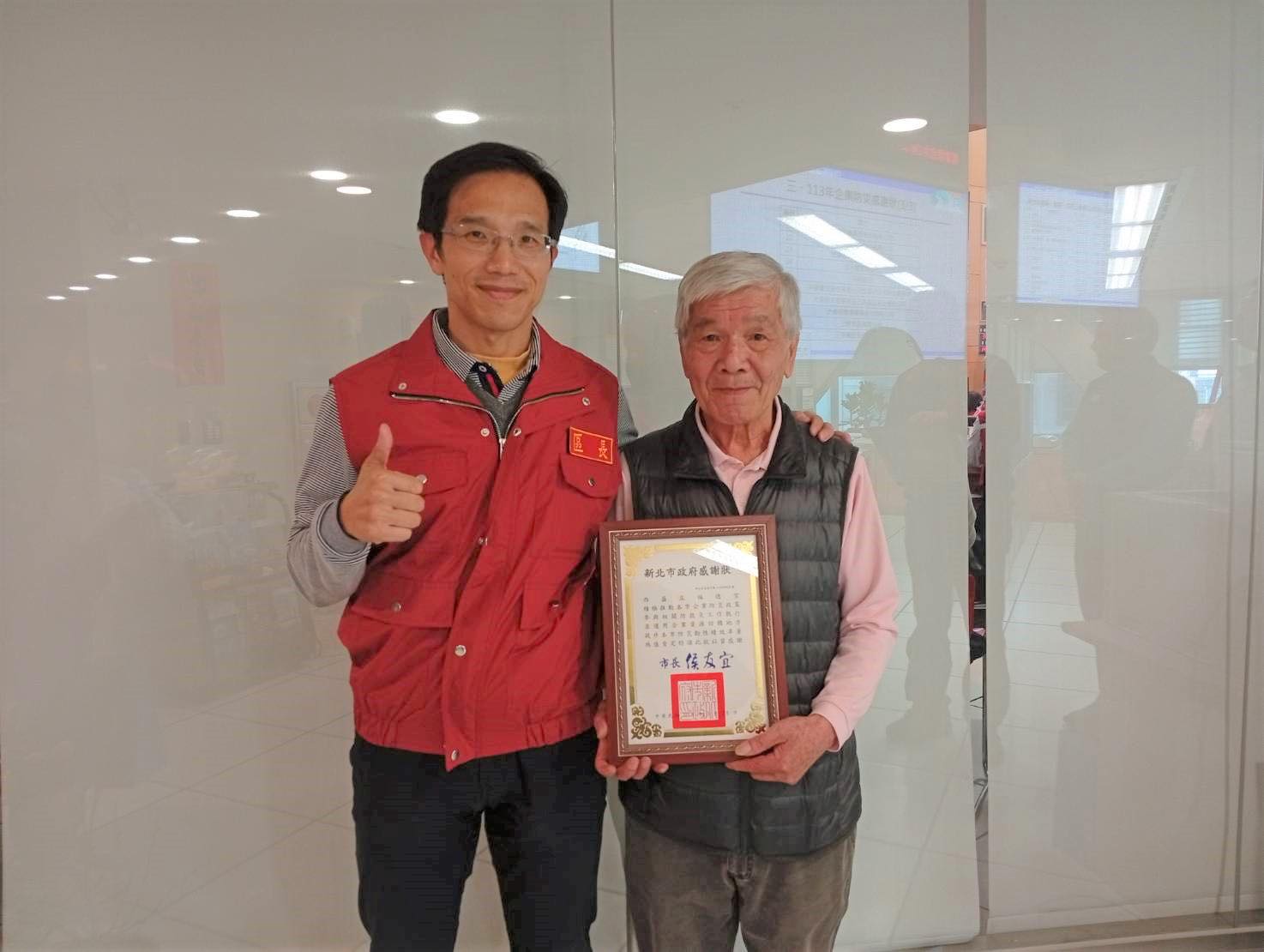 區長朱思戎與新莊區績優防災企業合照(3).jpg