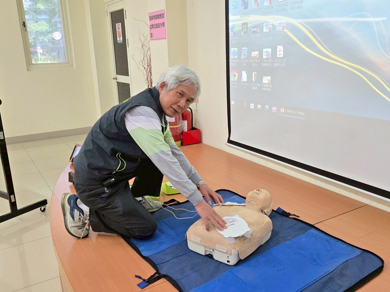 AED 自動體外心臟電擊去顫器操作.jpg