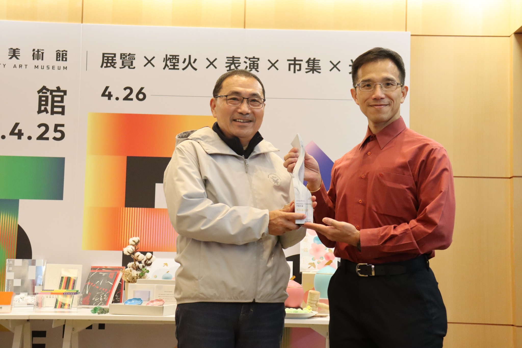 市長侯友宜頒發獎盃予新莊區長朱思戎.jpg