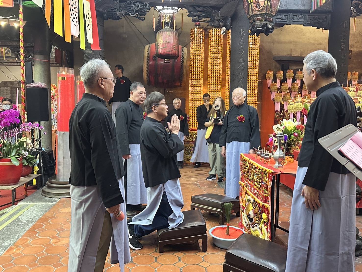 新莊副區長黃振榮代表市府向媽祖祝壽祈福.jpg