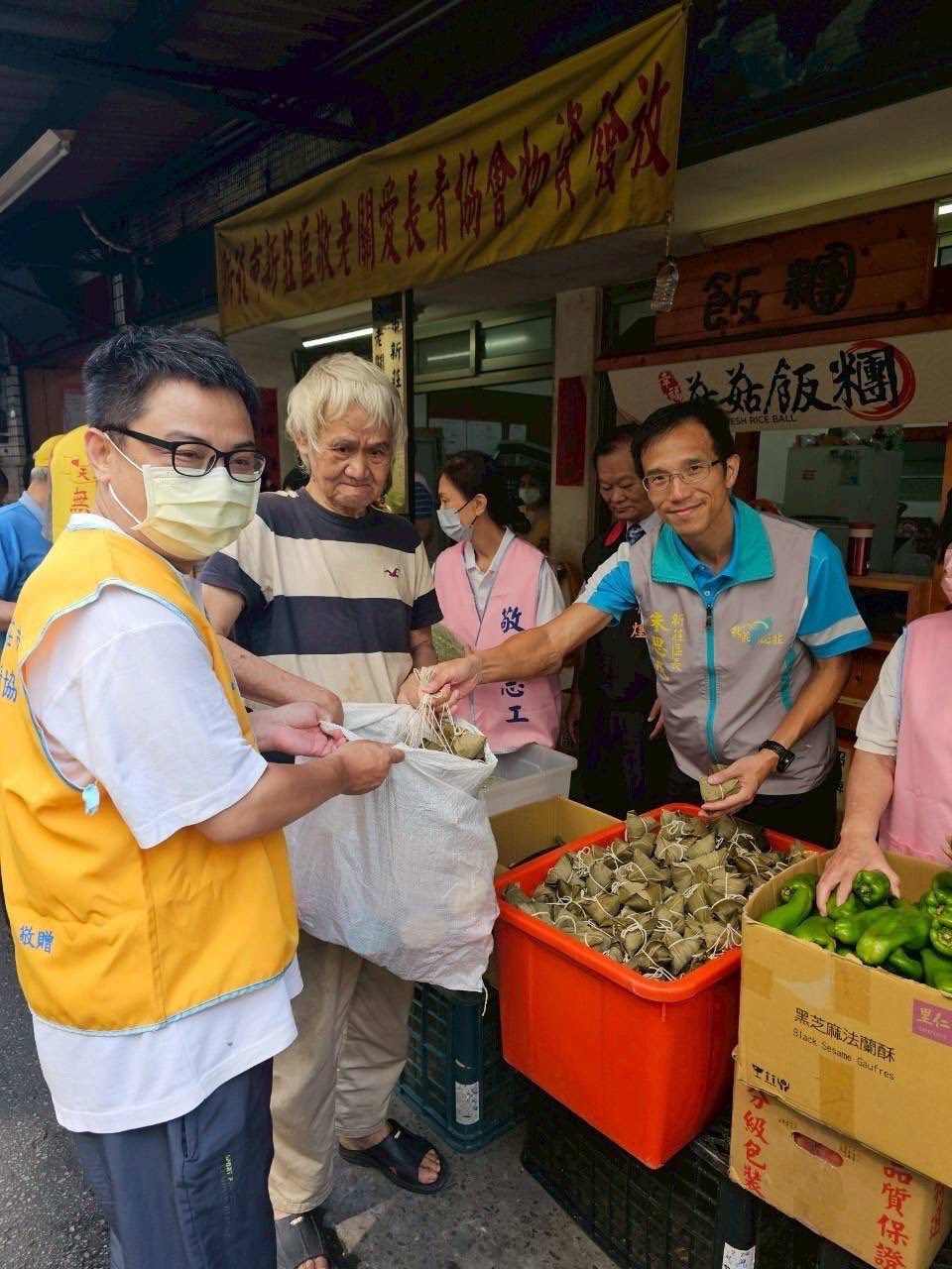 新莊區長朱思戎也加入物資發放的行列(1).jpg