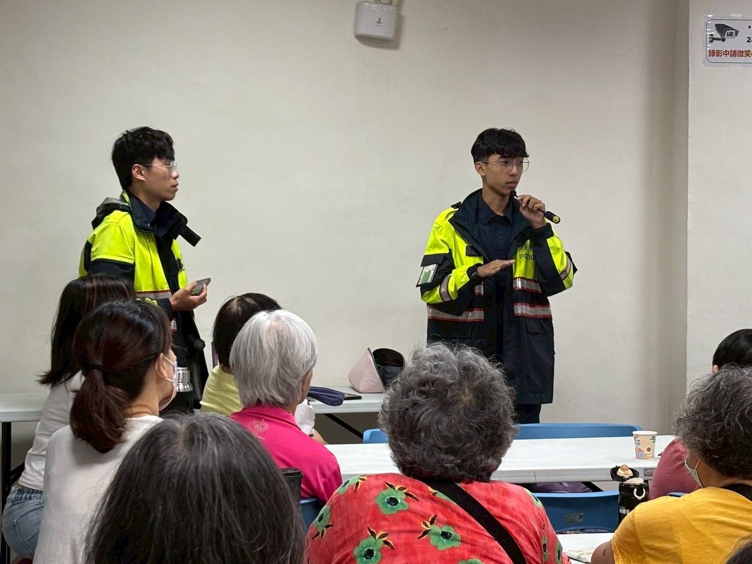 新莊派出所進行防詐騙宣導(2).jpg