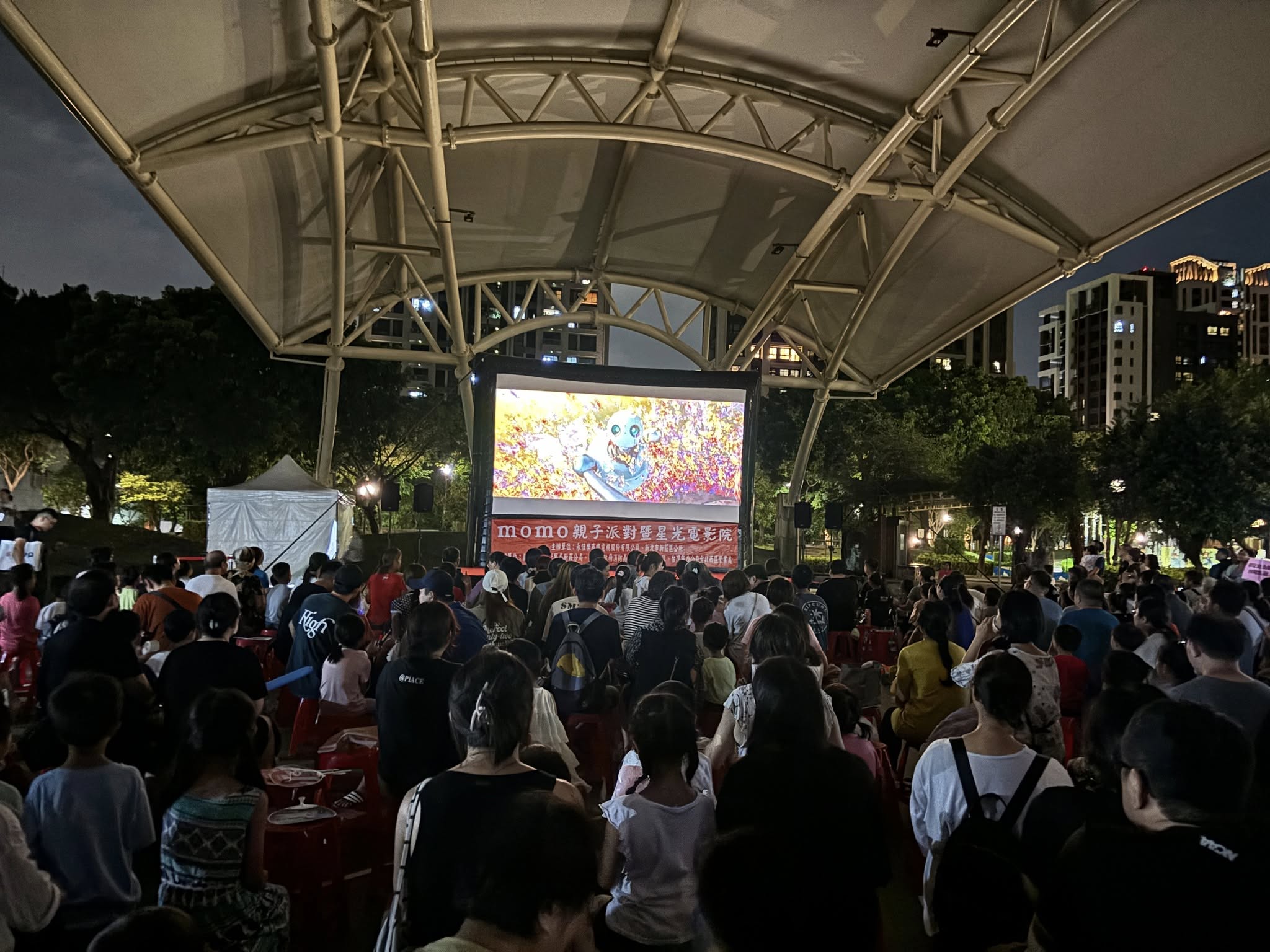 一起觀賞動畫電影《荒野機器人》.jpg