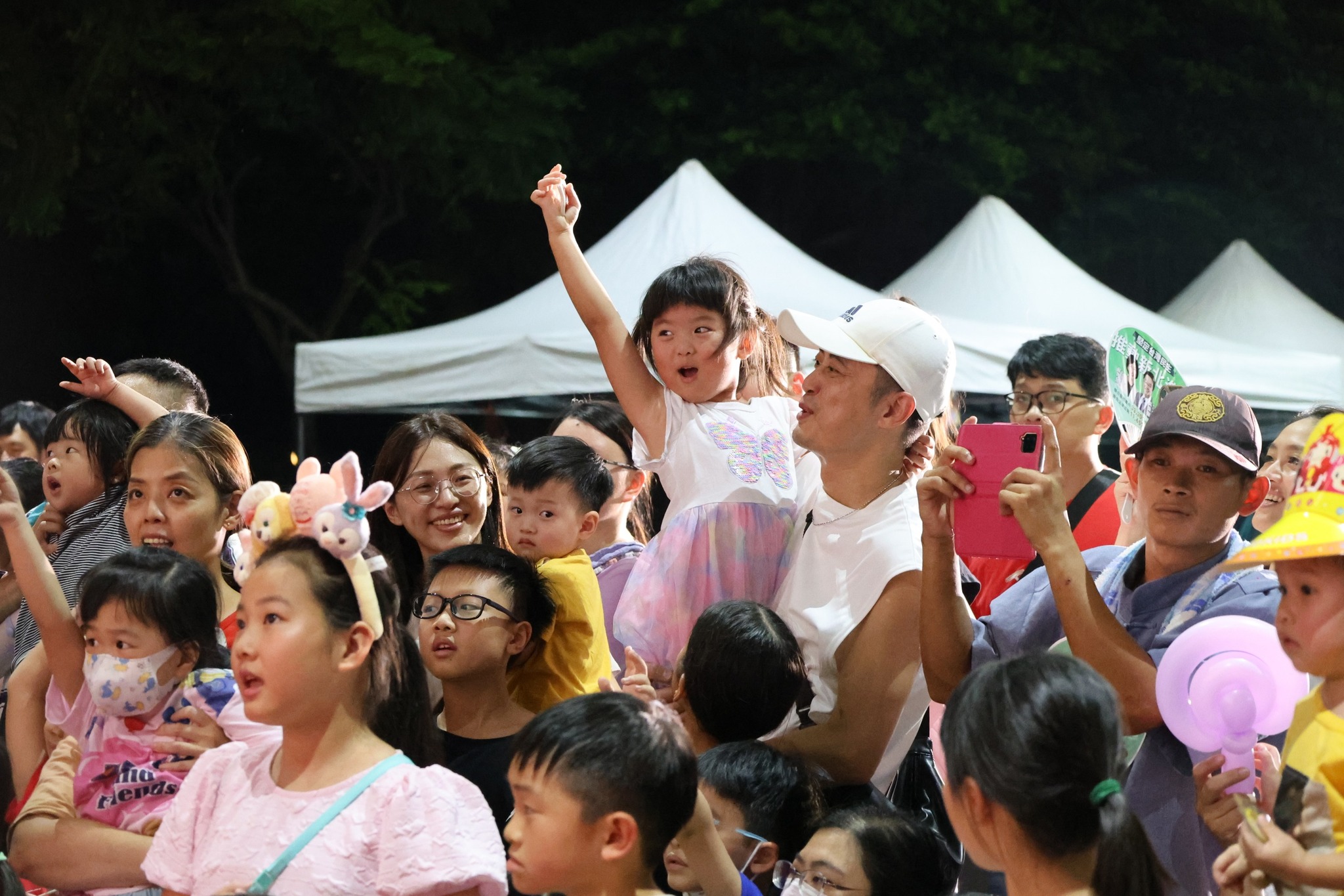 大小朋友手舞足蹈.jpg