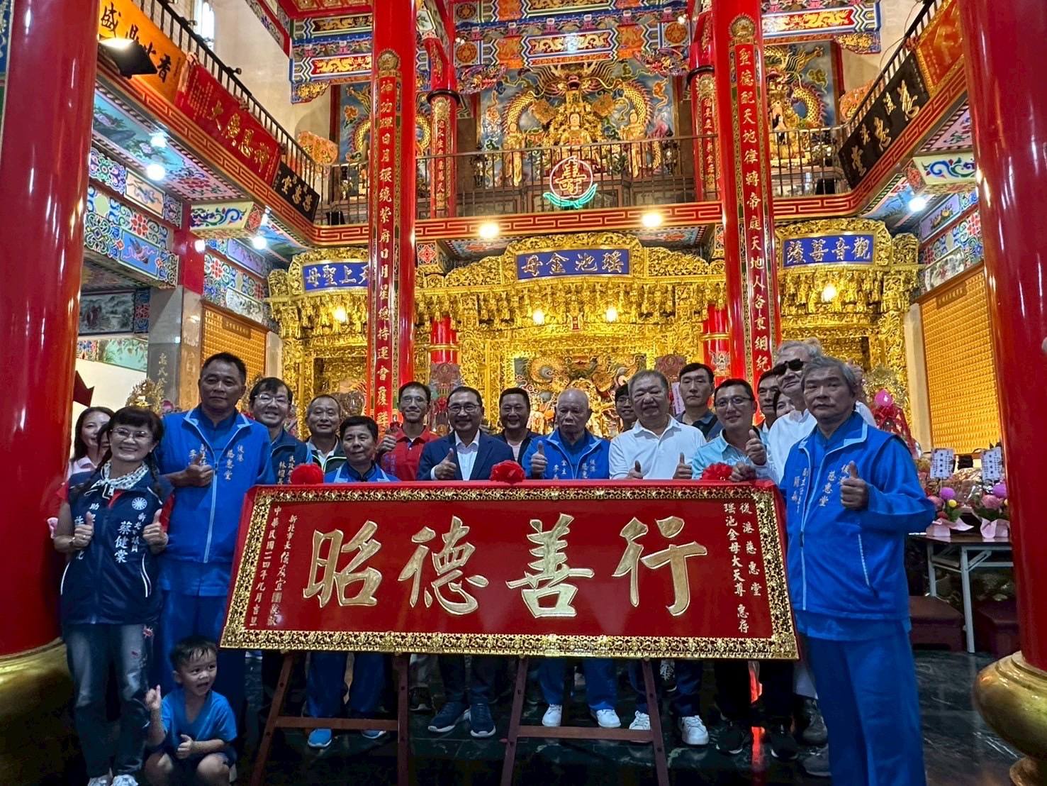 侯友宜市長至後港慈惠堂慶賀贈匾.jpg