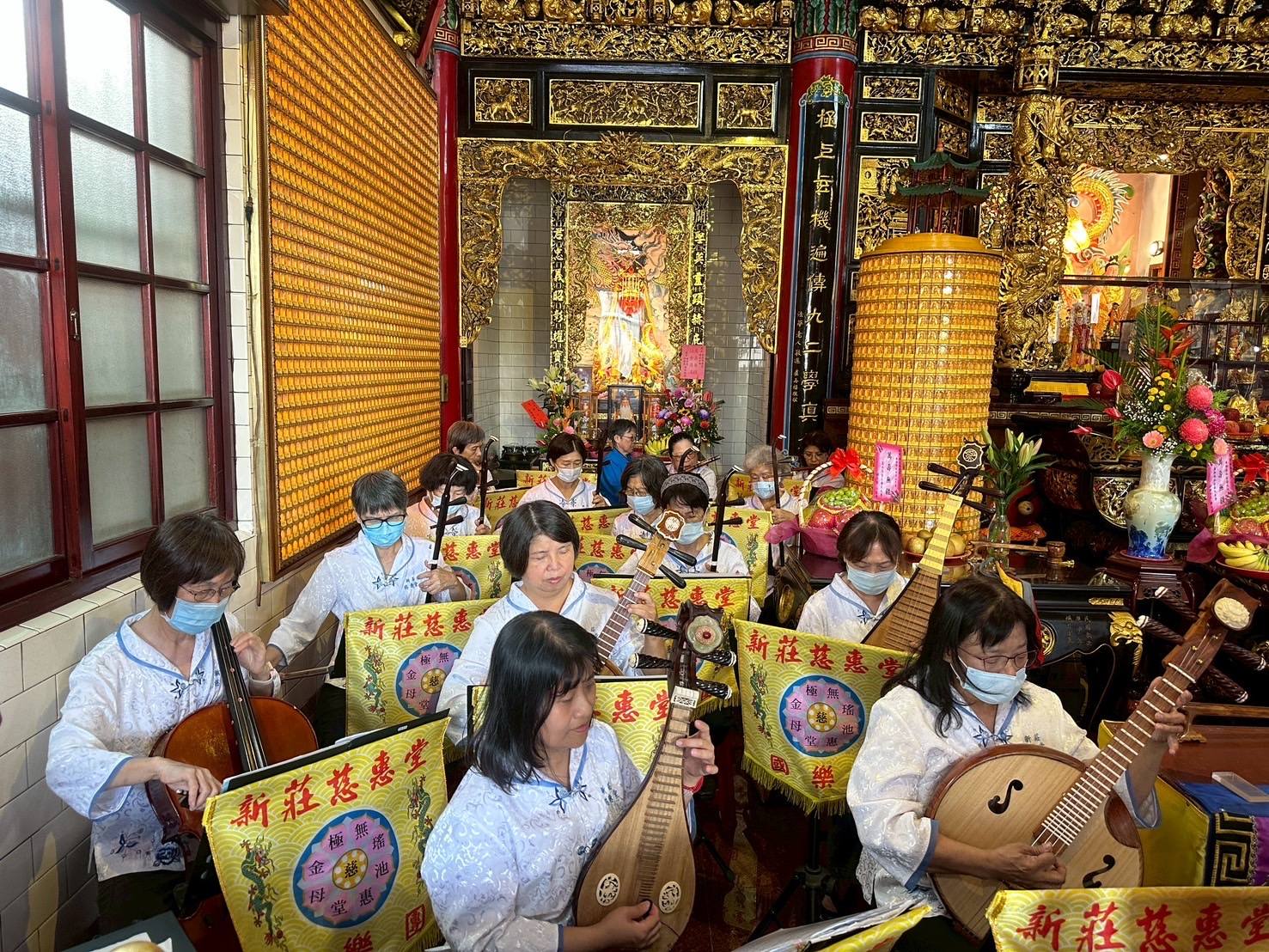 新莊慈惠堂國樂團奏樂.jpg