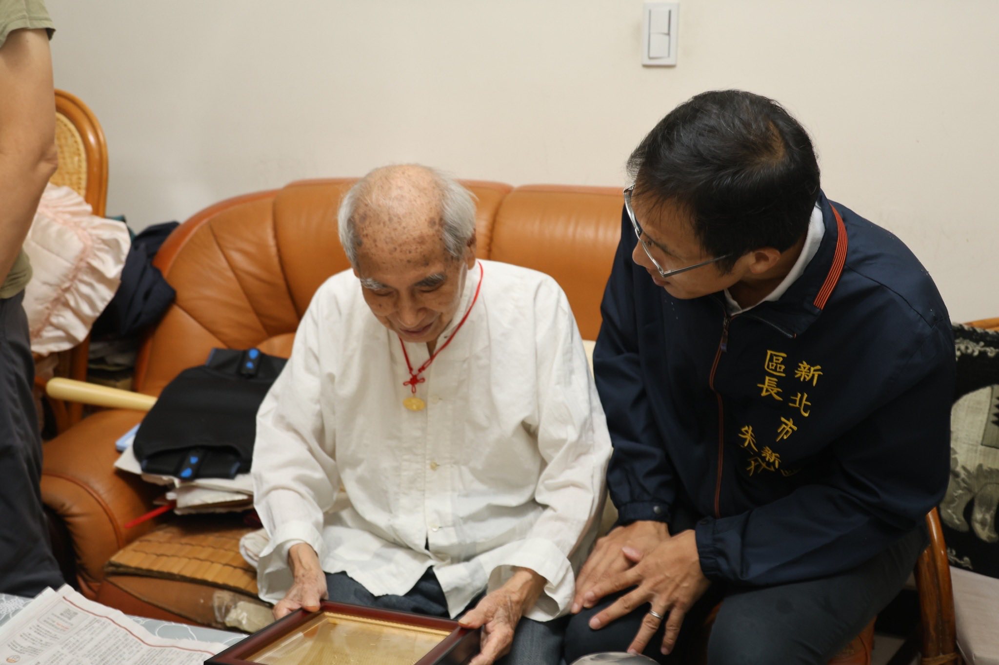 區長朱思戎拜訪新莊區百歲長輩.jpg