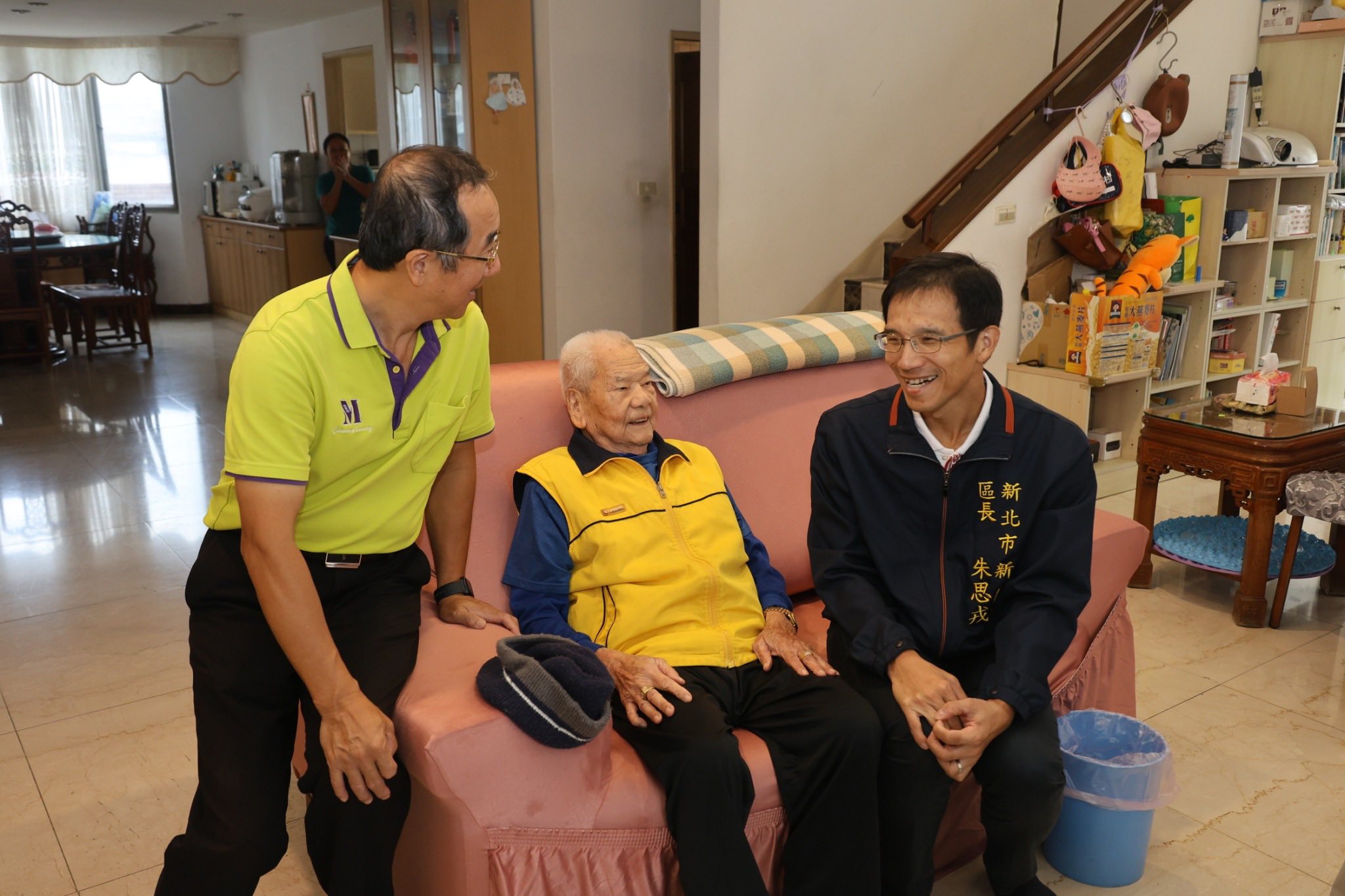 區長朱思戎拜訪新莊區百歲長輩.jpg