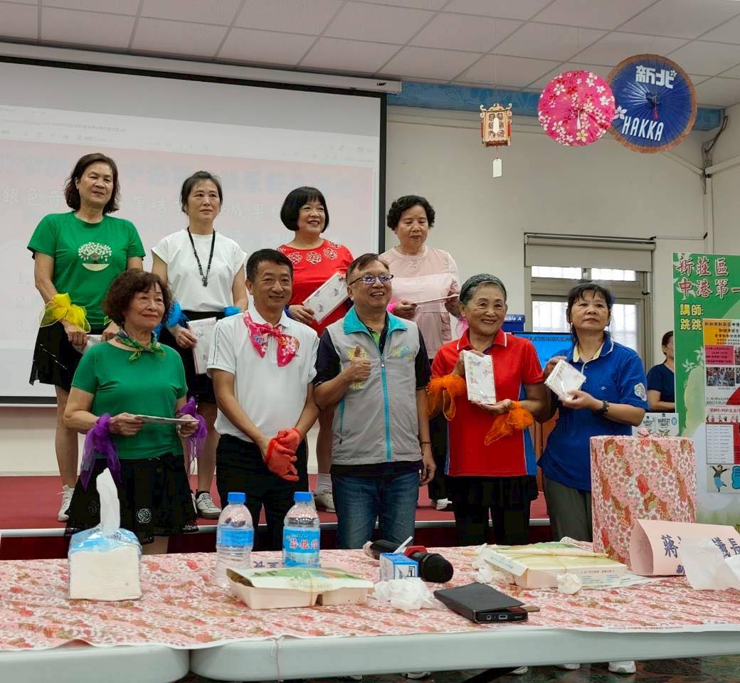 銀髮族共餐暨社區動健康銀色奇肌班成果發表照片.jpg