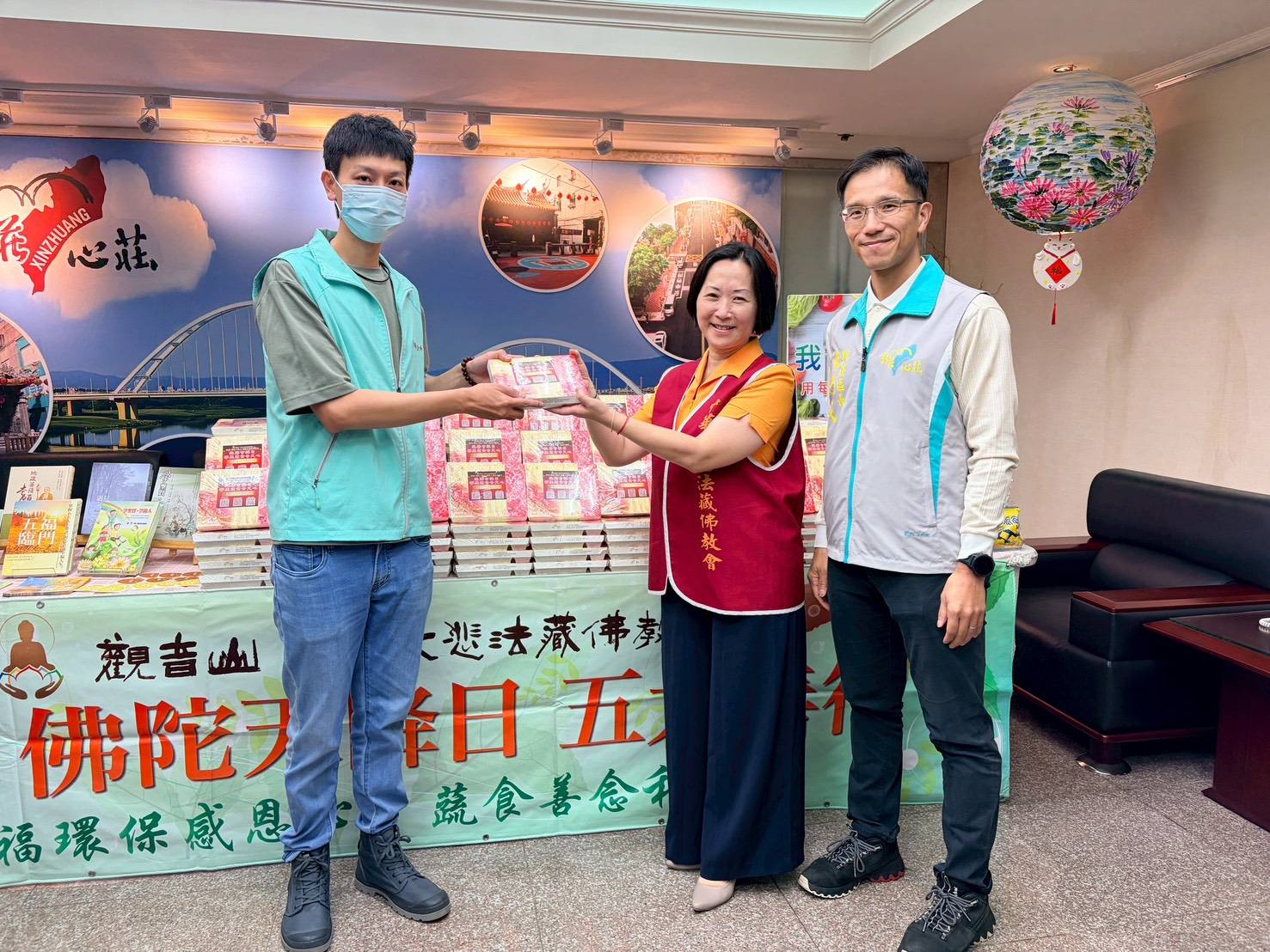 觀音山中華大悲法藏佛教會於佛陀天降日前夕致贈蔬食餐盒.jpg