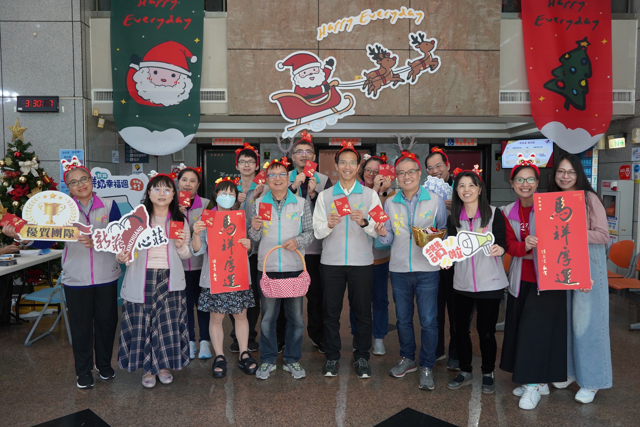 新莊區長朱思戎代表市長侯友宜發放「馬上賺錢」立體福袋.jpg