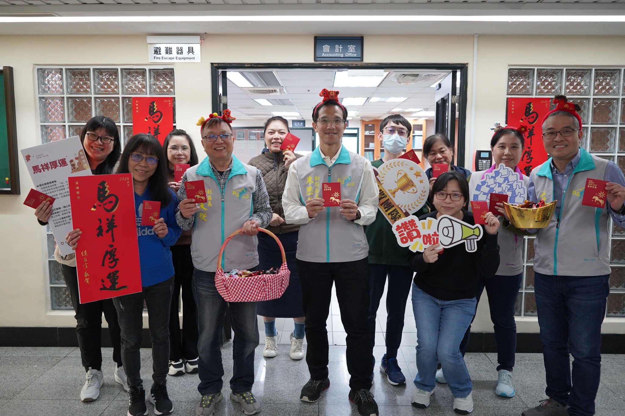 新莊區長朱思戎代表市長侯友宜發放「馬上賺錢」立體福袋.jpg