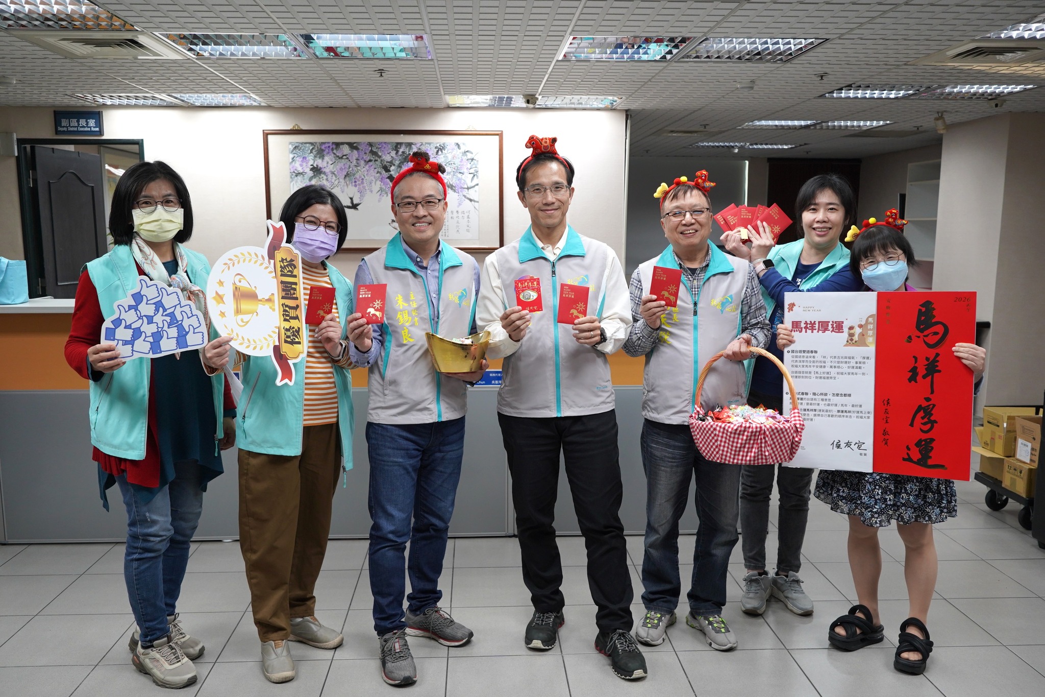 新莊區長朱思戎代表市長侯友宜發放「馬上賺錢」立體福袋.jpg