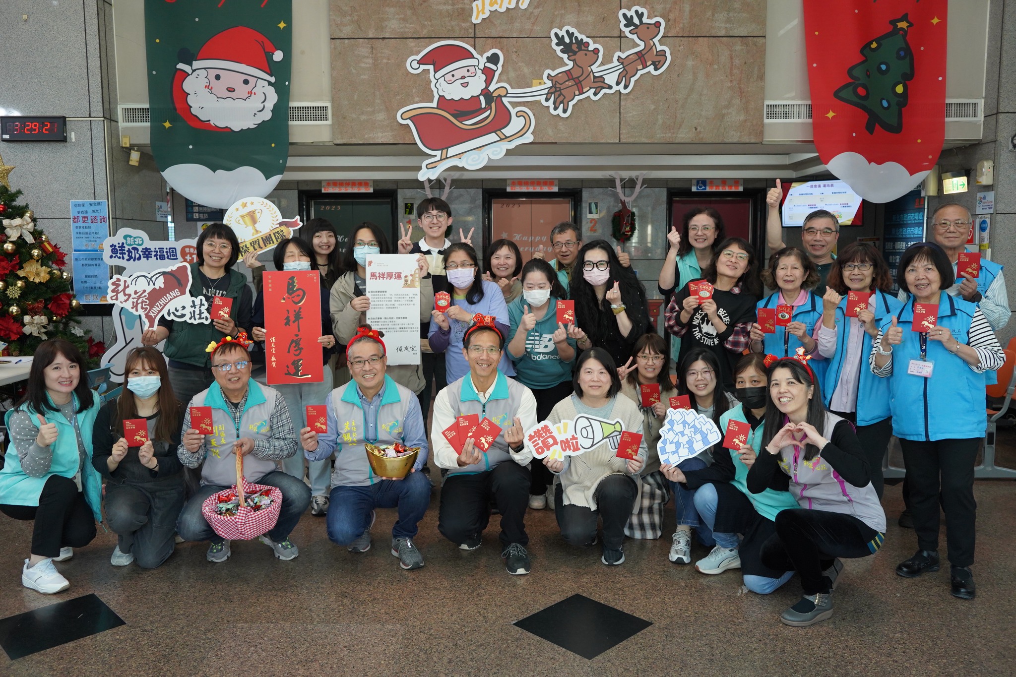 新莊區長朱思戎代表市長侯友宜發放「馬上賺錢」立體福袋.jpg