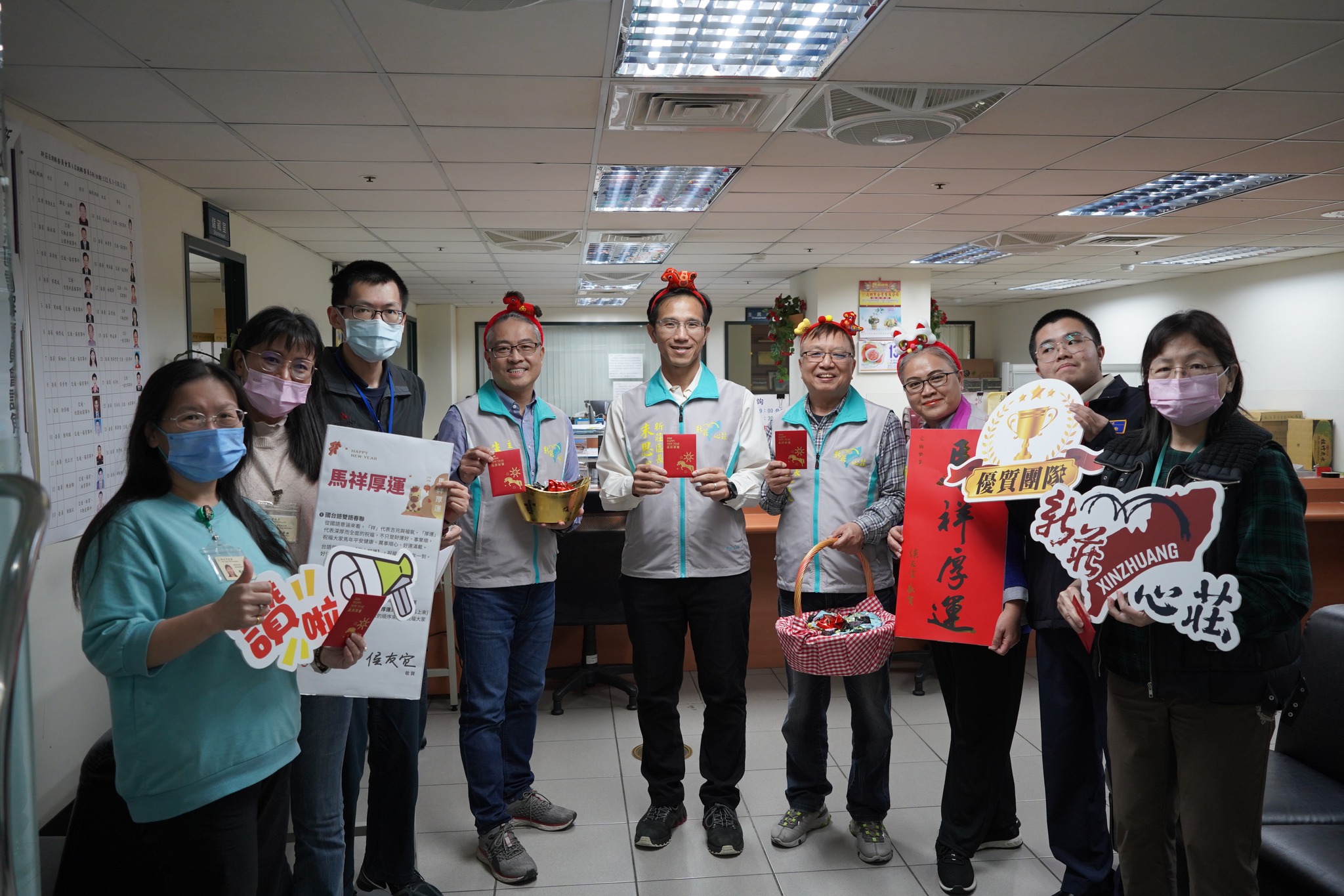 新莊區長朱思戎代表市長侯友宜發放「馬上賺錢」立體福袋.jpg