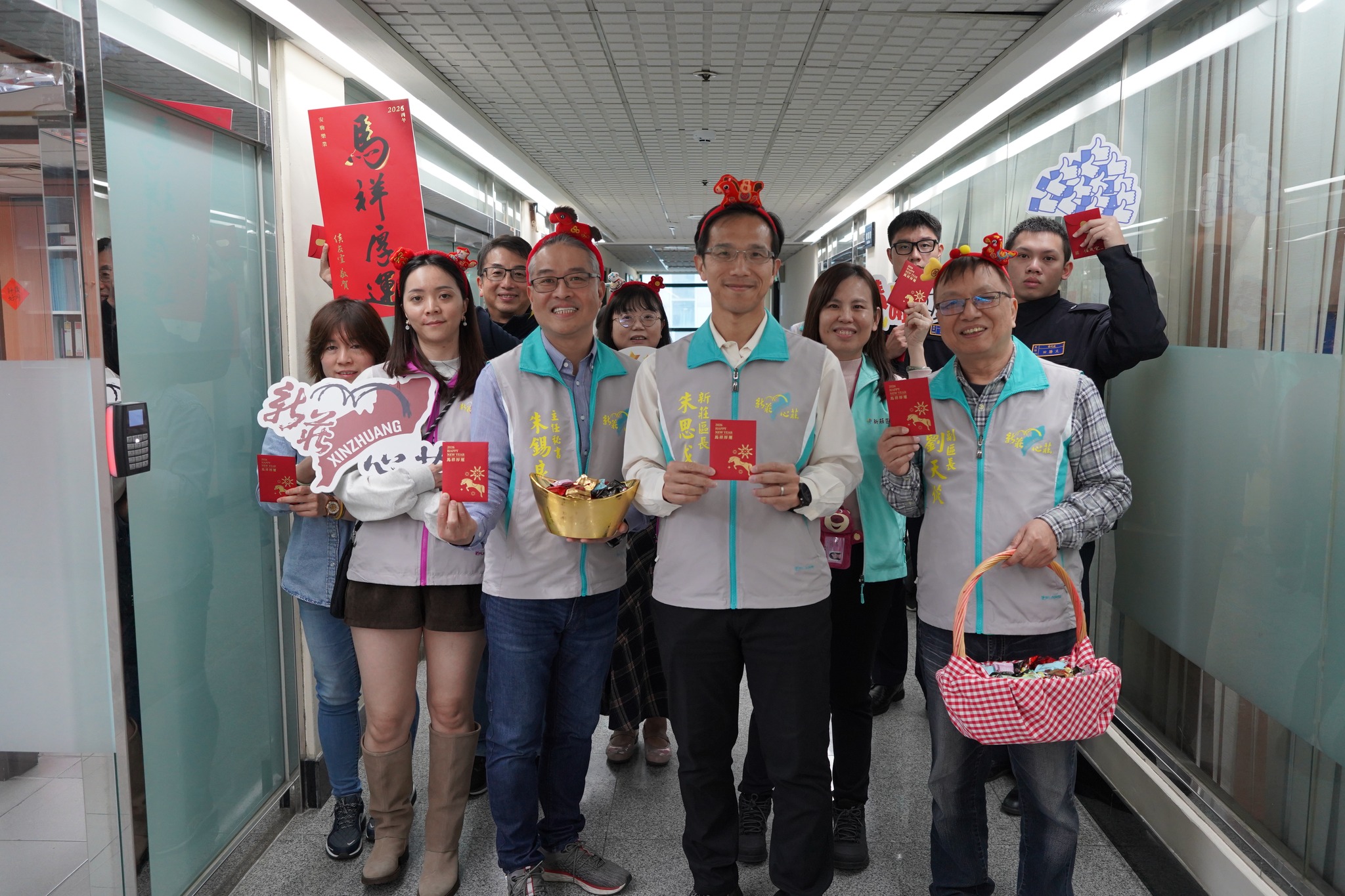 新莊區長朱思戎代表市長侯友宜發放「馬上賺錢」立體福袋.jpg