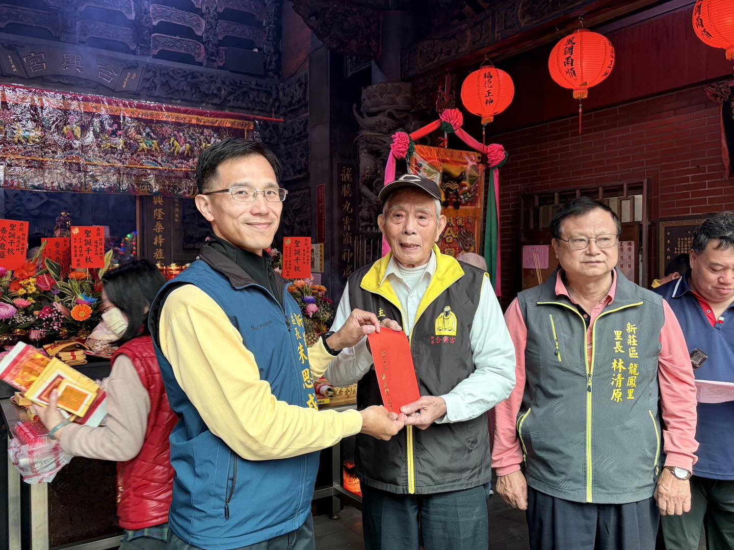 新莊區長朱思戎代表侯友宜市長前往合興宮致贈香油錢.jpg
