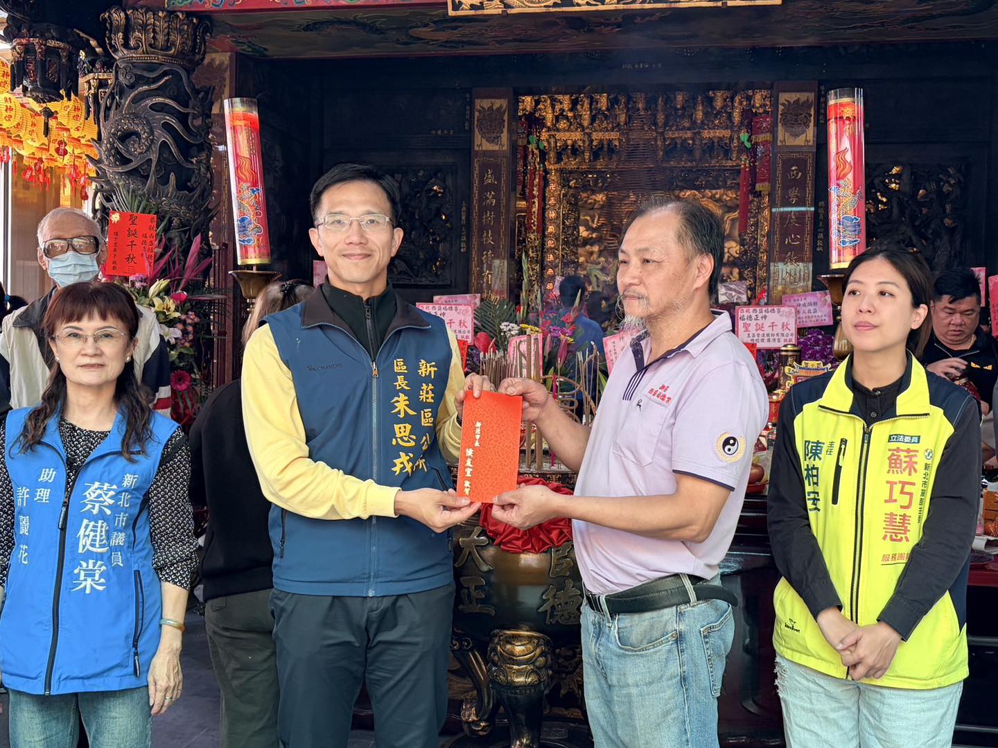 新莊區長朱思戎代表侯友宜市長前往西盛福德宮致贈香油錢.jpg