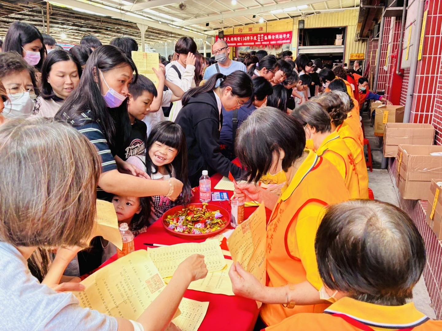 新莊擎天府獎助學金頒發.jpg