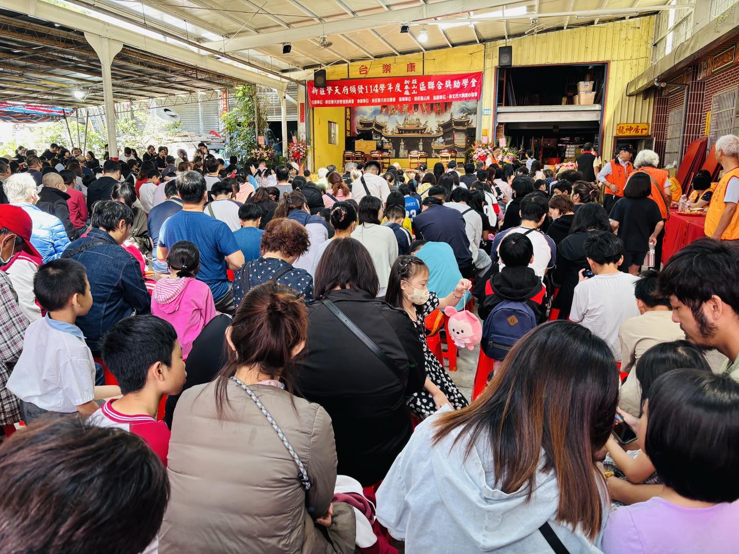 新莊擎天府獎助學金頒發.jpg