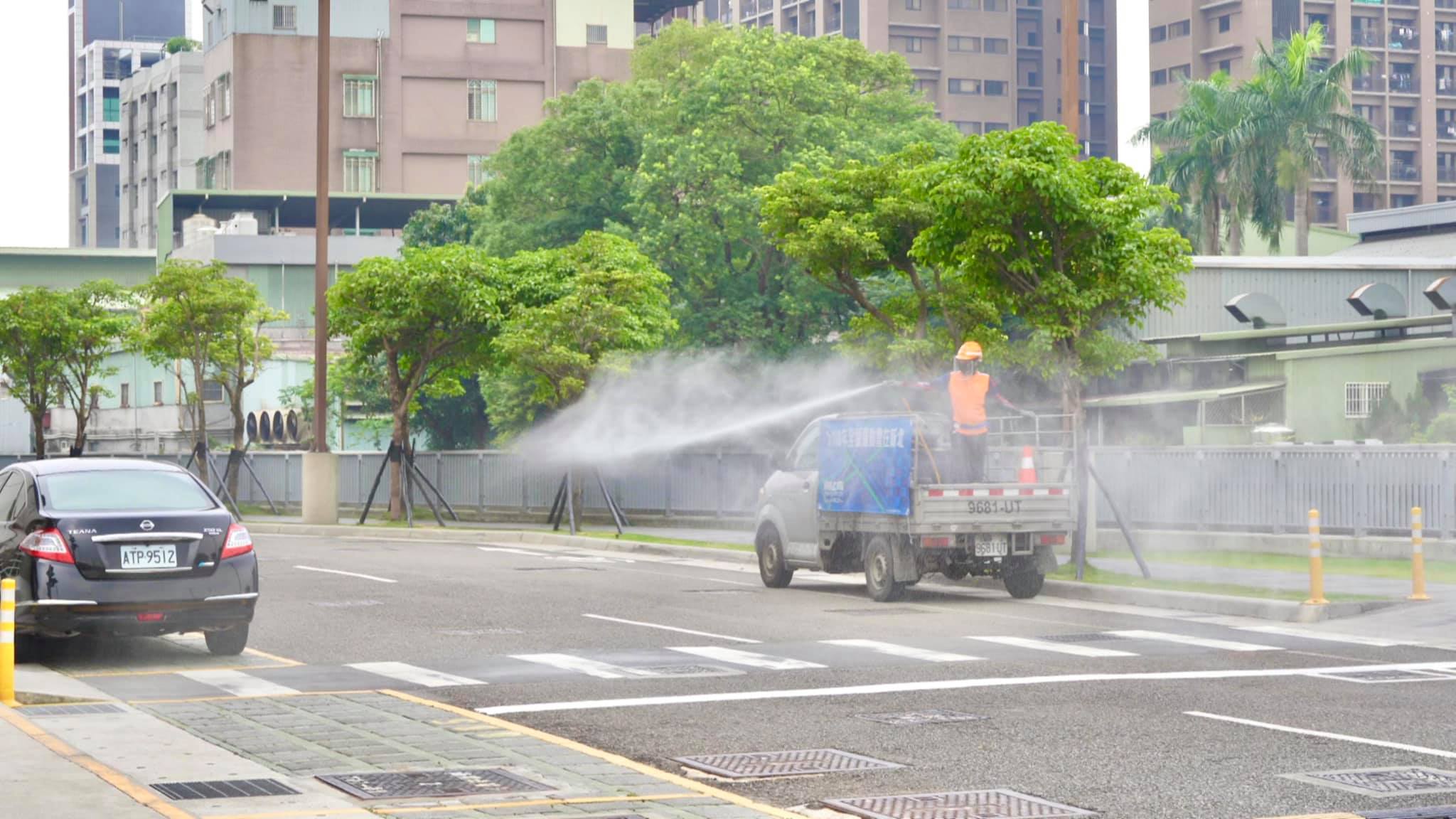 新莊清潔隊消毒車在COSTCO周邊噴灑消毒水