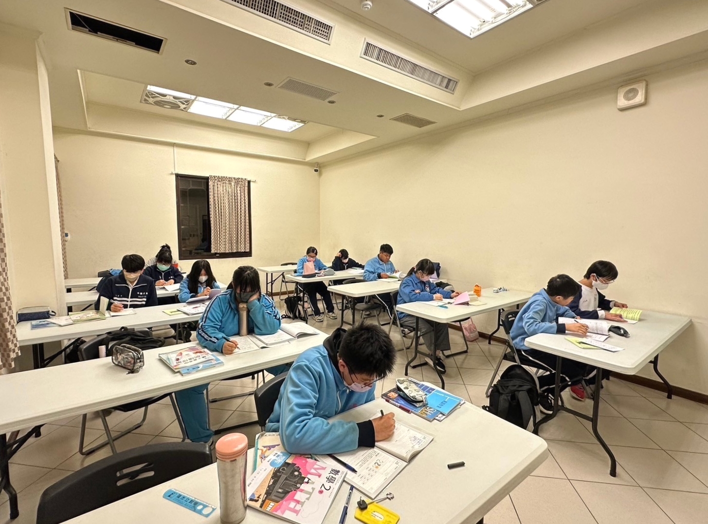 學生們在武聖學堂溫書自習.jpg