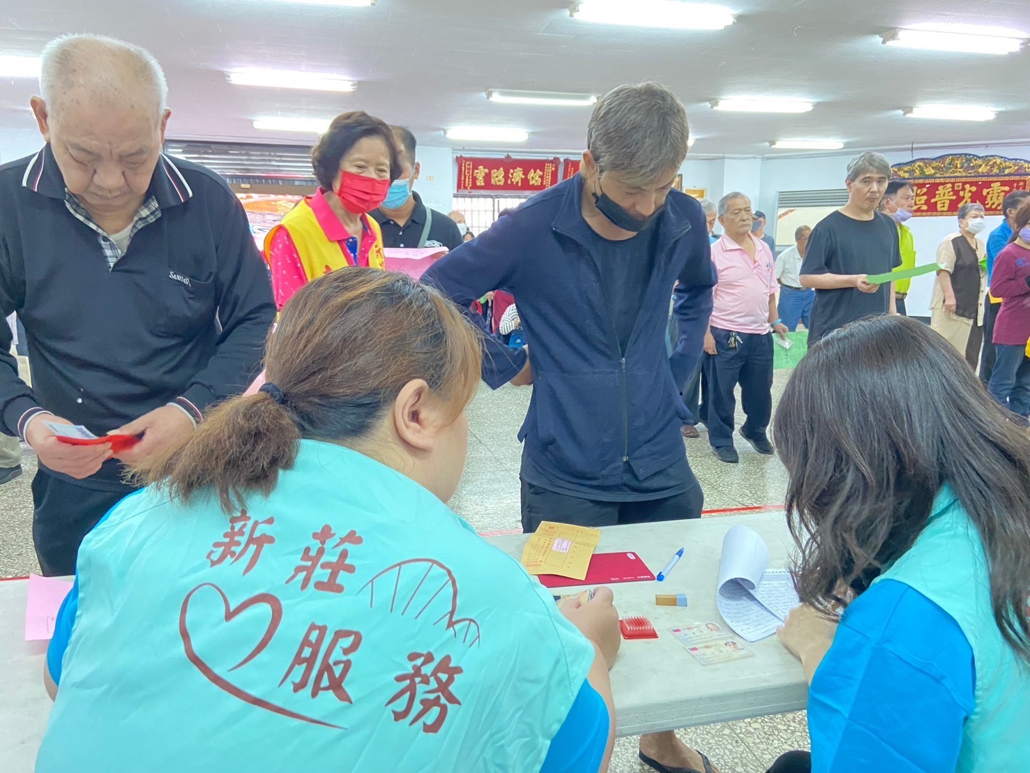 公所同仁協助查核身分-1