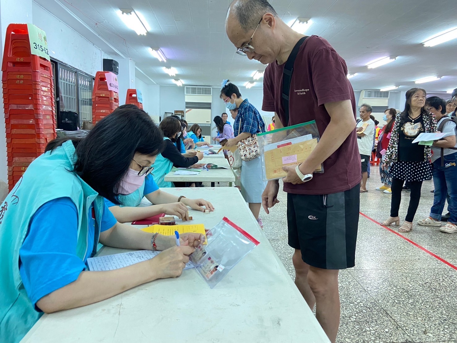 公所同仁協助查核身分-2