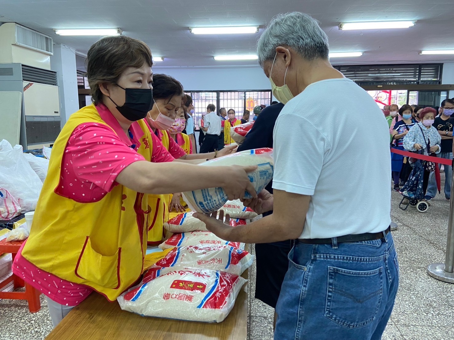 地藏庵志工發給民眾白米-1