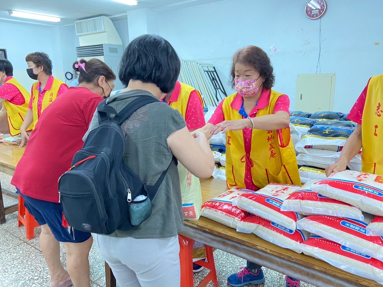 地藏庵志工發給民眾白米-2