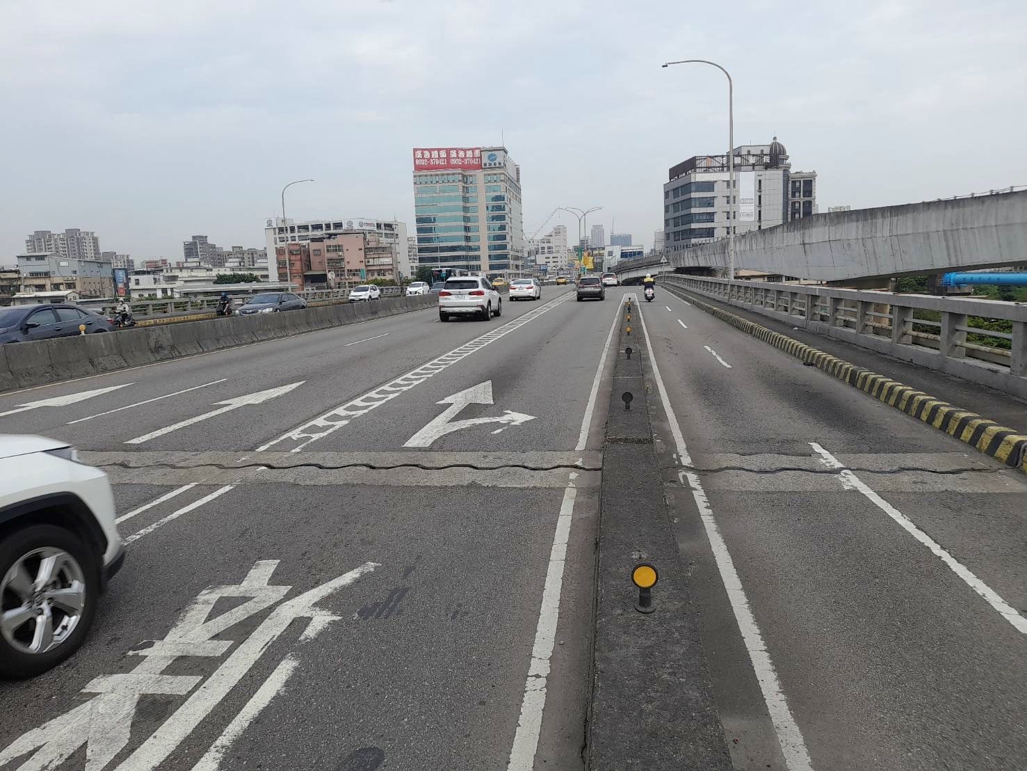 |圖說 大漢橋機慢車專用道實體分隔島拆除工程分成2階段進行，白天未施工時，機車道將恢復正常通行。 