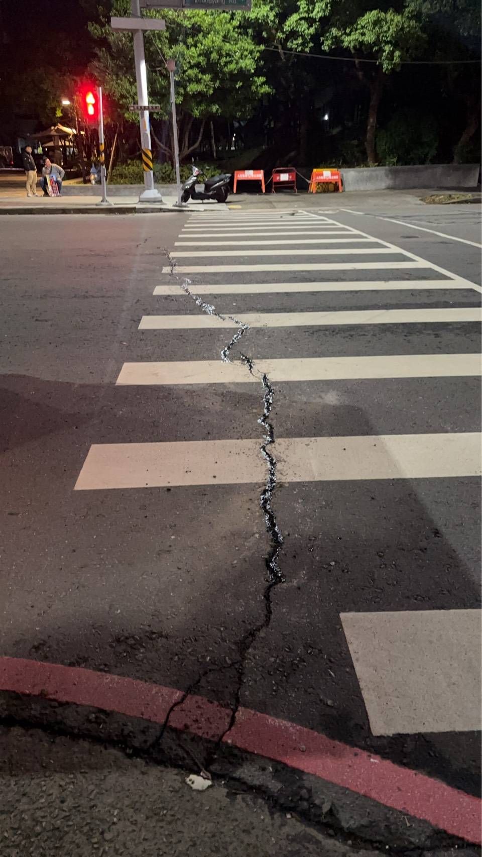 新莊宏匯廣場前道路裂縫